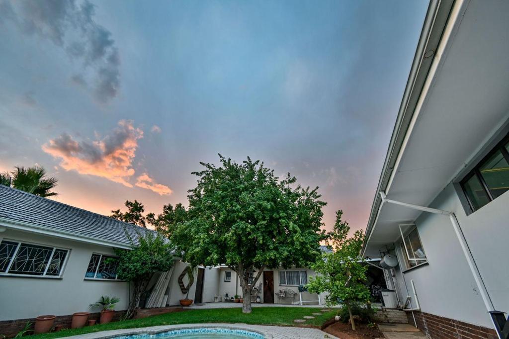 Iszis Guest House Bloemfontein Eksteriør billede