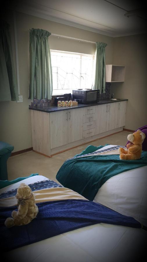 Iszis Guest House Bloemfontein Eksteriør billede
